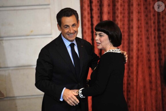Nicolas Sarkozy élève Mireille Mathieu au grade d'officier de la Légion d'honneur, à Paris, le 26 janvier 2011.