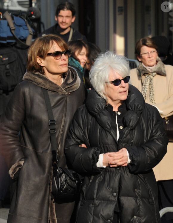 Catherine Lara lors des obsèques d'Annie Girardot à Paris en l'église Saint-Roch le 4 mars 2011