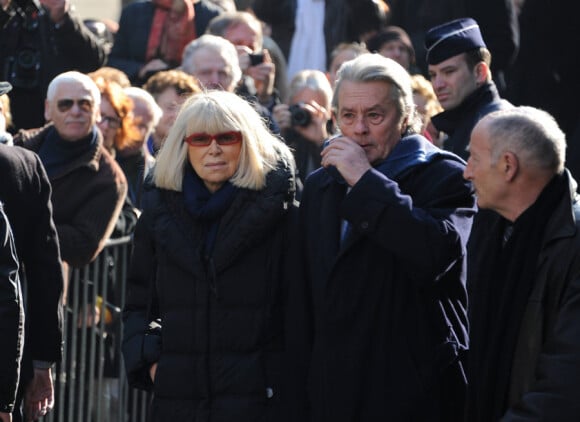 Mireille Darc et Alain Delon lors des obsèques d'Annie Girardot à Paris en l'église Saint-Roch le 4 mars 2011