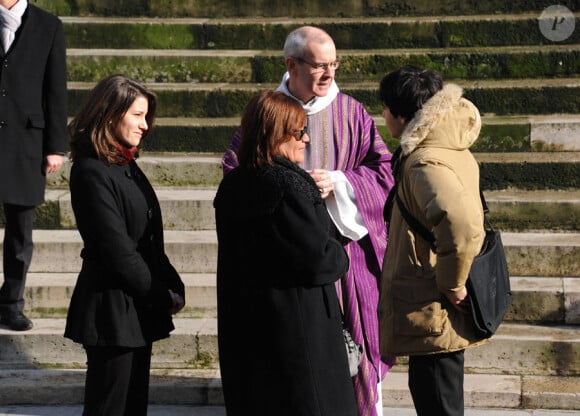 Giulia Salvatori (fille d'Annie Girardot) avec ses enfants Lola et Renato, lors des obsèques d'Annie Girardot à Paris en l'église Saint-Roch le 4 mars 2011