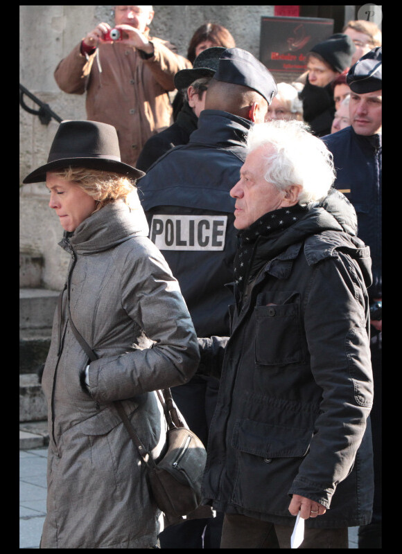 Mathilde Penin et Jean-Luc Moreau lors des obsèques d'Annie Girardot à Paris le 4 mars 2011