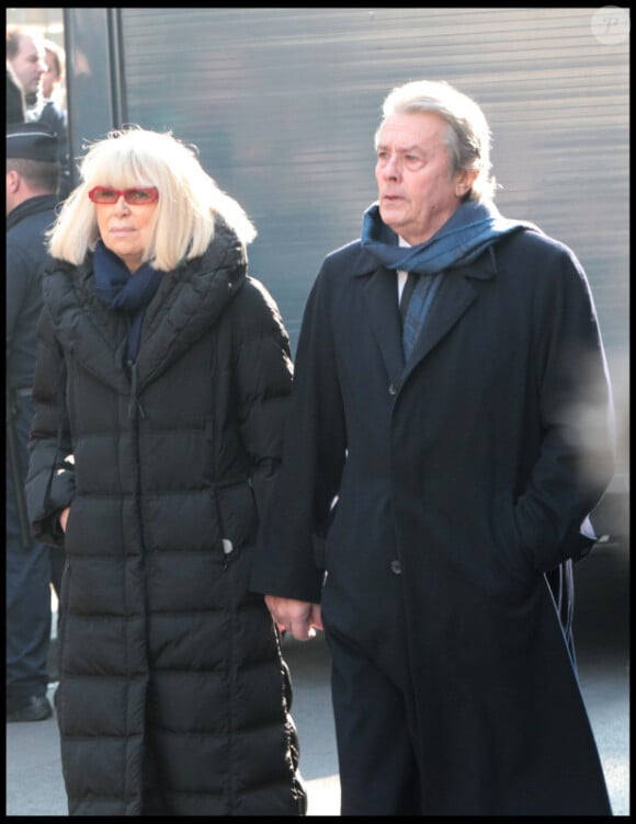 Mireille Darc et Alain Delon lors des obsèques d'Annie Girardot à Paris le 4 mars 2011