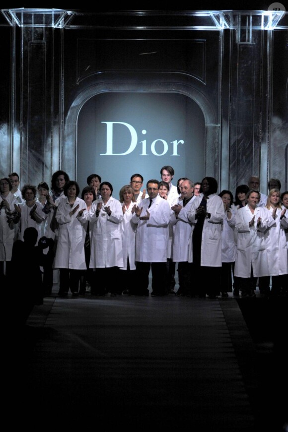 Défilé Dior. 4 Mars 2011. Dernière collection de John Galliano et salut final effectué par les "petites mains" des ateliers. 