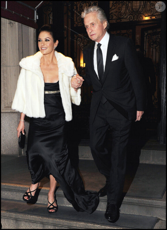 Catherine Zeta-Jones, accompagnée de son mari Michael Douglas, reçoit un prix honorifique par la Welsh Society de New York le 4 mars 2011