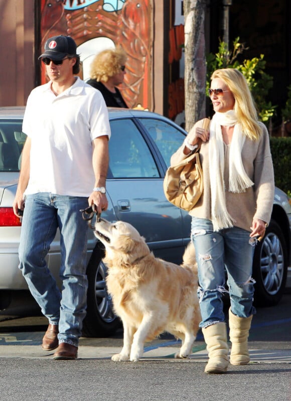 Nicollette Sheridan, son boyfriend et leur chien à Calabasas (4 mars 2011)