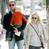 Liev Schreiber et Naomi Watts se promènent avec leurs enfants Sasha et Samuel, à Brentwood (Los Angeles) le 5 mars 2011