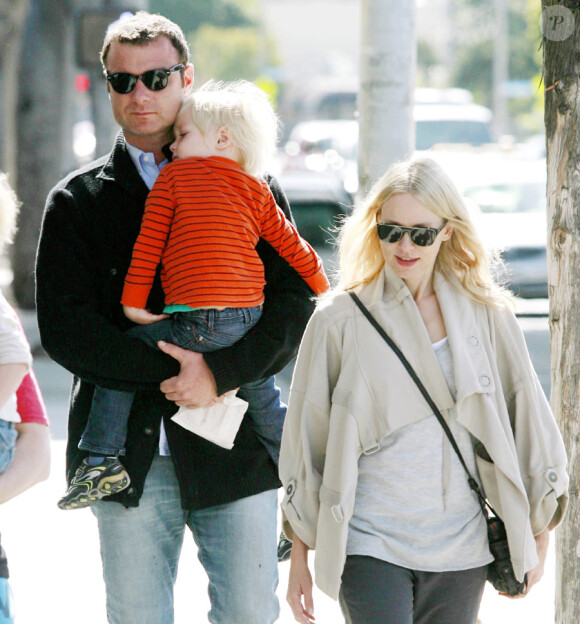 Liev Schreiber et Naomi Watts se promènent avec leurs enfants Sasha et Samuel, à Brentwood (Los Angeles) le 5 mars 2011