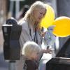 Liev Schreiber et Naomi Watts se promènent avec leurs enfants Sasha et Samuel, à Brentwood (Los Angeles) le 5 mars 2011