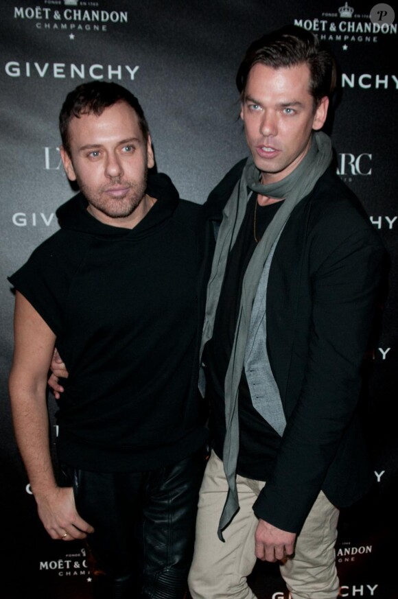 Le duo de photographes Mert et Marcus à la soirée Givenchy à Paris le 6 mars 2011
