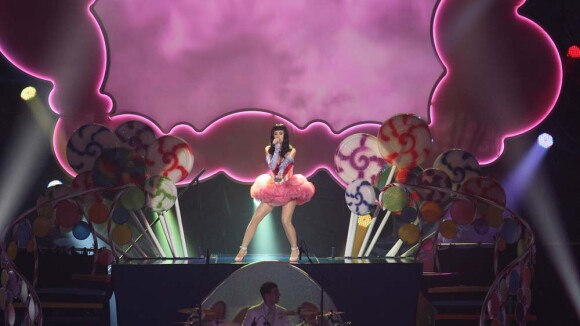 Katy Perry, délicieuse et sexy, entraîne le Zénith dans son monde merveilleux !