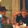 Ashley Olsen et son boyfriend Justin Bartha déjeunent ensemble en terrasse d'un restaurant parisien en octobre2009