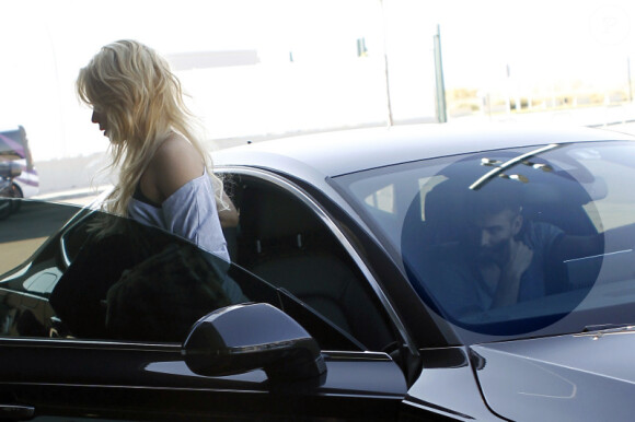 Shakira et Gerard Piqué à l'aéroport de Barcelone le 9 mars 2011