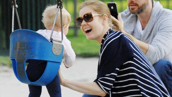 Amy Adams : Sa petite poupée s'ennuie au parc, heureusement papa est là !