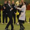 La princesse Victoria et le prince Daniel de Suède en visite à Malmö le 10 mars 2011. Le prince Daniel a laissé parler ses muscles : peu importe l'habit, pour le prof de gym !