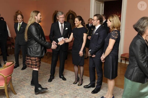 La princesse Victoria et le prince Daniel de Suède en visite à Malmö le  10 mars 2011. Le prince Daniel a laissé parler ses muscles : peu importe  l'habit, pour le prof de gym !