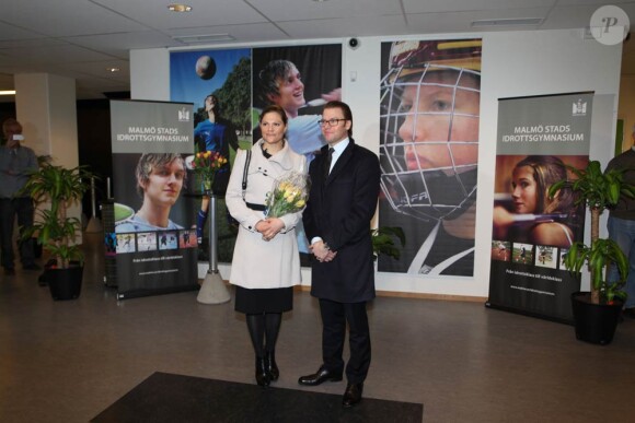 La princesse Victoria et le prince Daniel de Suède en visite à Malmö le  10 mars 2011. Le prince Daniel a laissé parler ses muscles : peu importe  l'habit, pour le prof de gym !
