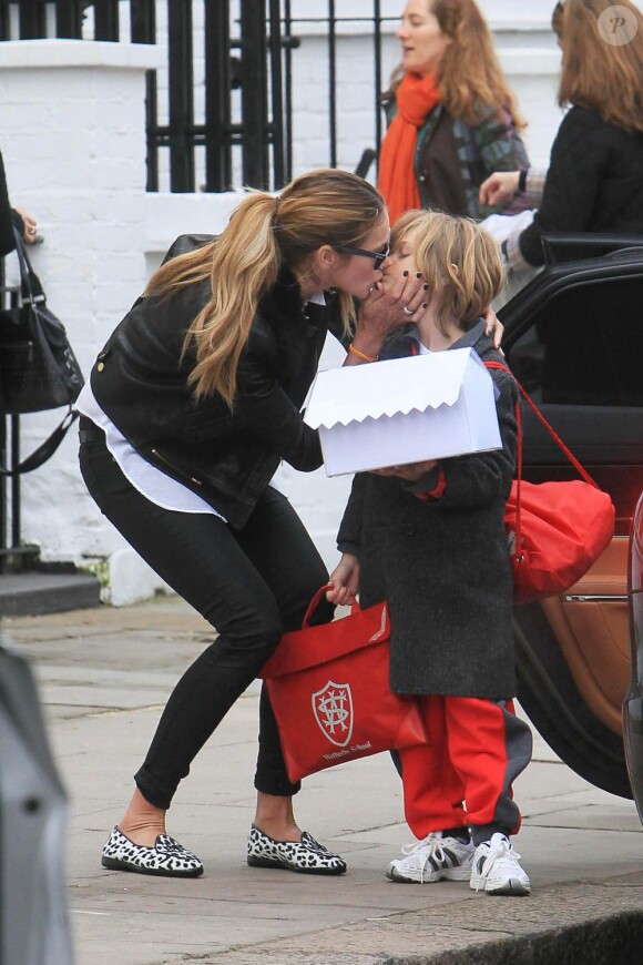 Elle Macpherson dépose son fils Aurelius à l'école à Londres le 11 mars 2011