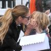 Elle Macpherson dépose son fils Aurelius à l'école à Londres le 11 mars 2011