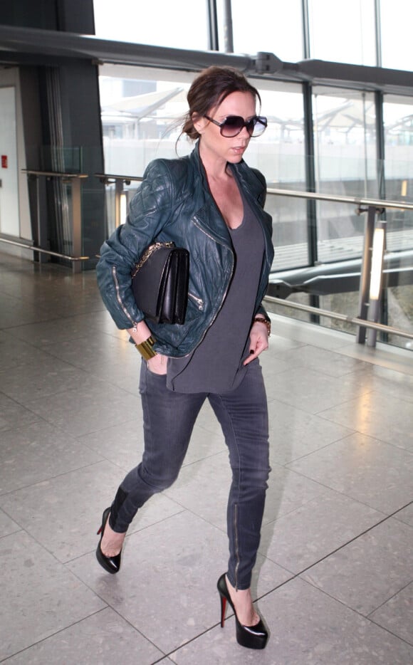 Victoria Beckham part pour Los Angeles, le 12 mars 2011