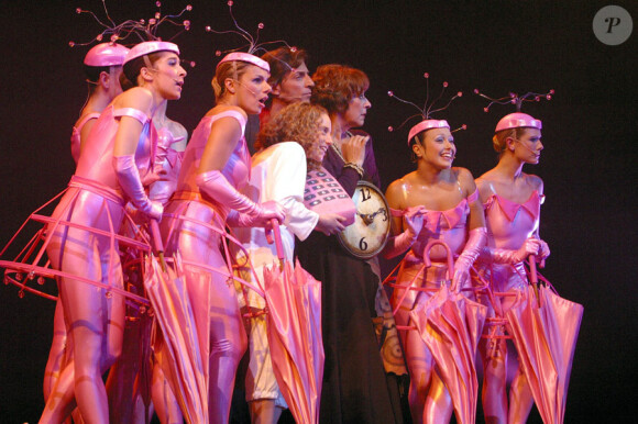 Louise Ekland, tout à doite, à Mogador en 2002 dans le spectacle musical Emilie Jolie