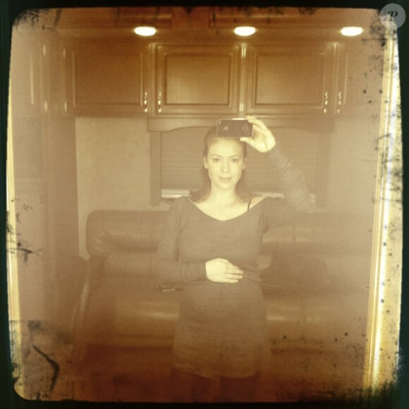 Alyssa Milano a posté un autoportrait sépia d'elle enceinte sur sa page Twitter