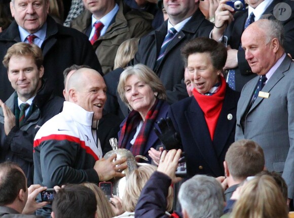 Dimanche 13 mars 2011, le XV de la Rose battait à Twickenham le XV du Chardon écossais. Mike Tindall, capitaine anglais et fiancé de Zara Phillips, recevait à l'issue du match la Calcutta Cup des mains de sa belle-mère, la princesse Anne.