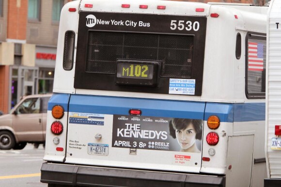 Premières publicités pour The Kennedys avec Katie Holmes : diffusion aux Etats-Unis le 3 avril sur la chaîne ReelChannel