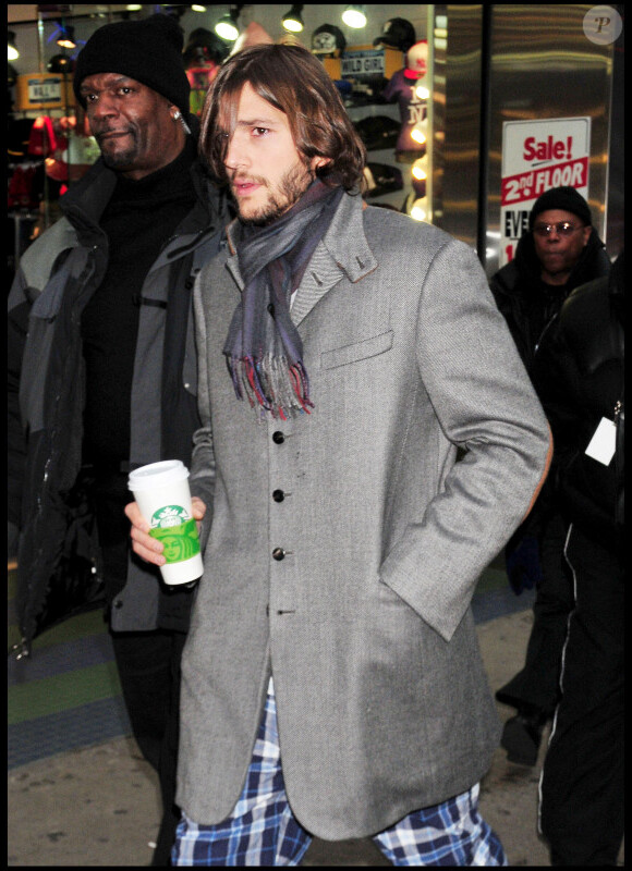 Ashton Kutcher sur le tournage de New Year's Eve à New York le 15 mars 2011