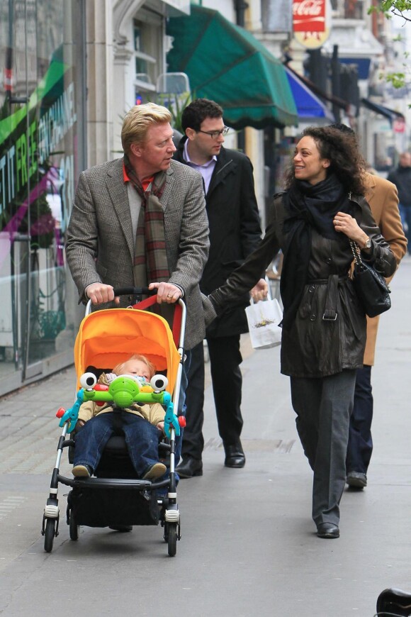 Boris Becker, son épouse Lilly, et leur fils Amadeus dans les rues de Londres.