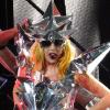 Lady Gaga en Armani sur scène, à Los Angeles, le 11 août 2010
