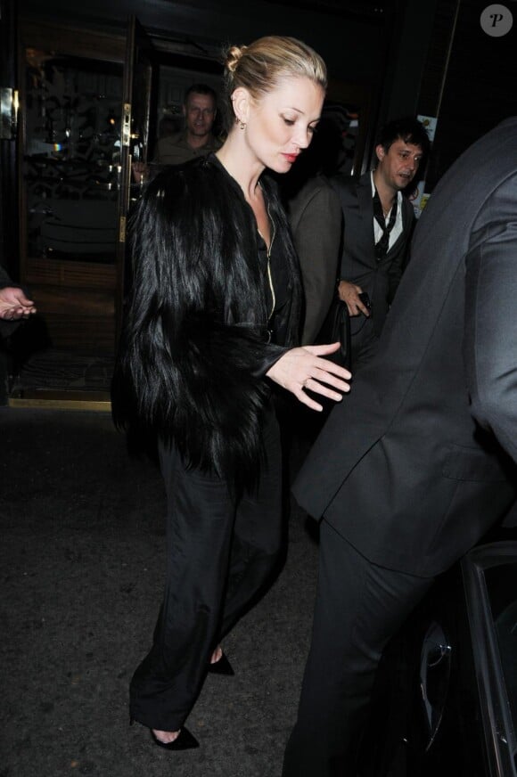 Kate Moss à la sortie du club Groucho à Londres le 23 mars 2011 en compagnie de Jamie Hince