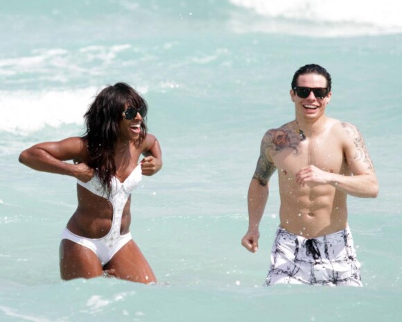 Alexandra Burke s'offre des vacances à Miami, en compagnie d'un jeune homme, en mars 2011.