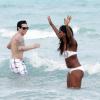 Alexandra Burke s'offre des vacances à Miami, en compagnie d'un jeune homme, en mars 2011.