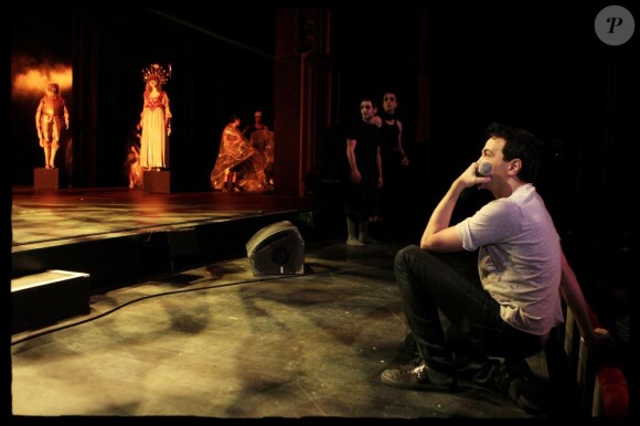 Showcase du nouveau spectacle de Kamel Ouali, Dracula, L'Amour plus fort que la mort, au Théâtre du Châtelet, le 24 mars 2011 - ici Kamel Ouali