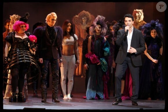 Showcase du nouveau spectacle de Kamel Ouali, Dracula, L'Amour plus fort que la mort, au Théâtre du Châtelet à Paris, le 24 mars 2011 - ici Lola Ces, Gregory Deck et Kamel Ouali