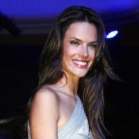 Alessandra Ambrosio plus sexy que jamais pour son Brésil natal !