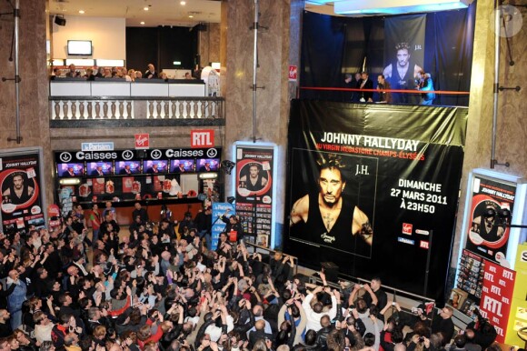 Des fans conquis, alors que Johnny Hallyday présente son album Jamais Seul, au Virgin Megastore des Champs-Elysées, à Paris. 27/03/2011