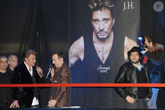Johnny Hallyday présente son album Jamais Seul, au Virgin Megastore des Champs-Elysées, à Paris. 27/03/2011