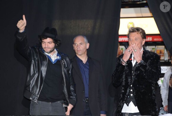 Johnny Hallyday présente son album Jamais Seul, au Virgin Megastore des Champs-Elysées, à Paris. Matthieu Chedid est à ses côtés. 27/03/2011