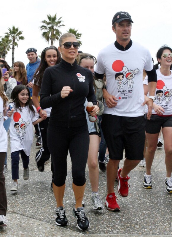 Fergie et son mari Josh Duhamel participent à la Course pour le Japon, à Santa Monica, le 27 mars 2011