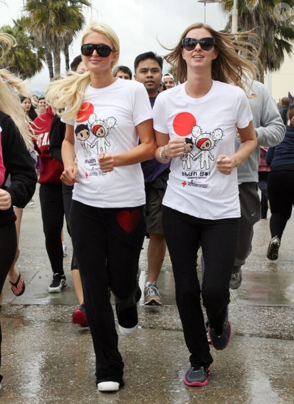 Paris Hilton et sa soeur Nicky participent à la Course pour le Japon, à Santa Monica, le 27 mars 2011