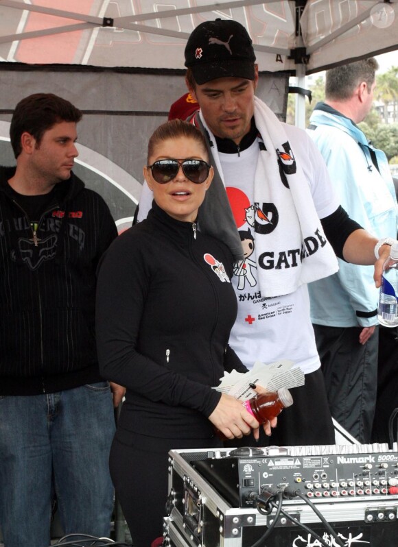 Fergie et son mari Josh Duhamel participent à la Course pour le Japon, à Santa Monica, le 27 mars 2011