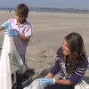 Laury Thilleman nettoie les plages de Bretagne