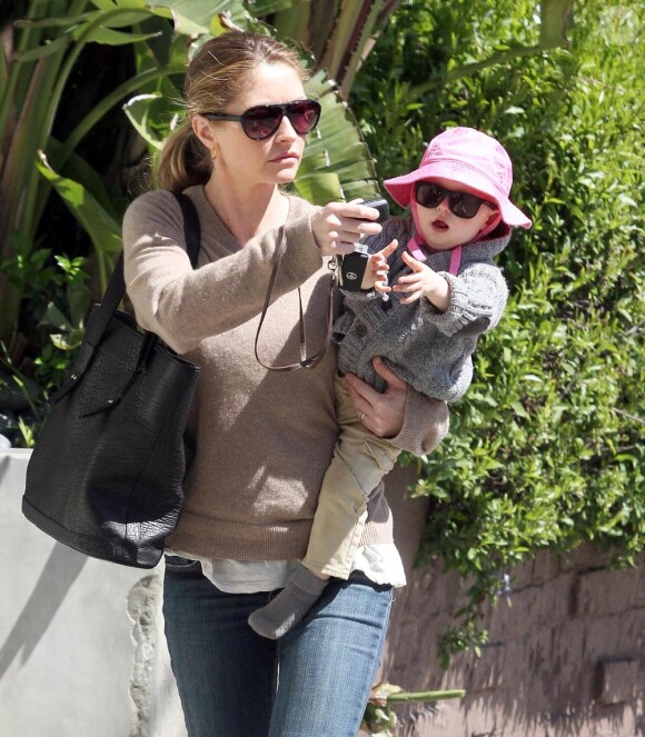 Rebecca Gayheart et sa fille Billie à Los Angeles lors d'une promenade le 28 mars 2011