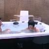 Benoît et Thomas s'éclatent dans le bain à remous...