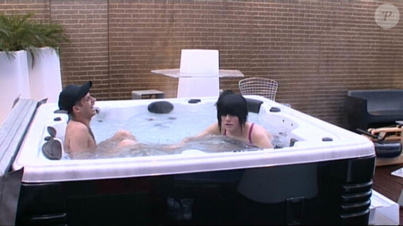 Benoît et Thomas s'éclatent dans le bain à remous...