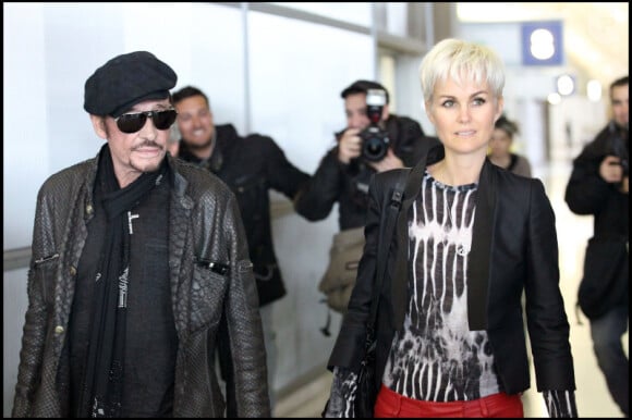 Johnny Hallyday et Laeticia à l'aéroport de Paris en partance pour Los Angeles, le 31 mars 2011.