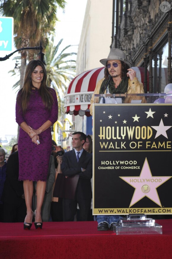 Penélope Cruz reçoit le soutien de Johnny Depp au moment de recevoir son étoile sur le fameux Walk of Fame sur Hollywood  Boulevard, le 1er avril à Hollywood.