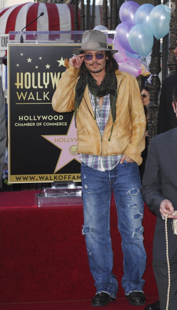Penélope Cruz reçoit le soutien de Johnny Depp au moment de recevoir son étoile sur le fameux Walk of Fame sur Hollywood  Boulevard, le 1er avril à Hollywood.