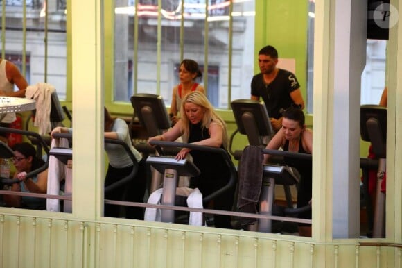 Loana fait de la gym afin de se battre contre ses kilos en mars 2011 au Club Med Gym à Paris